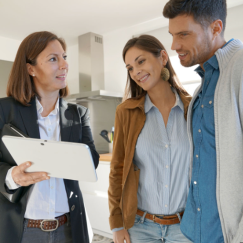 Une personne se renseignant