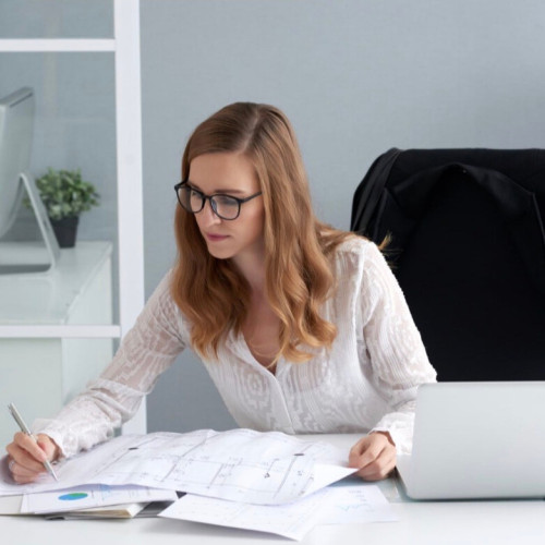 Eine Frau, die arbeitet.